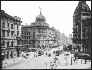 Budapest. Rákoczi-Strasse mit Straßenbahnen