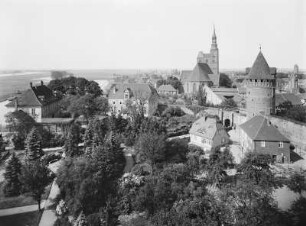 Tangermünde, Stadtansicht : Tangermünde. Blick vom Kapitelturm auf Burggelände, Burgtor und Stadt mit Stephanskirche