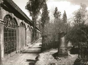 Dresden. Eliasfriedhof. Grüfte (1701/1800) an der Ziegelstraße. Blick nach Osten