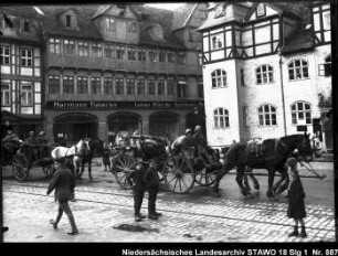 Rückkehr des Feld-Artillerie-Regiments Nr. 46 und Einzug der Regierungstruppen in Wolfenbüttel Enthält: Platte 20, Soldaten auf Pferdegespannen in der Langen Herzogstr.