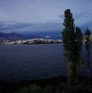 Kastoria. Die Stadt überm Westufer des Sees