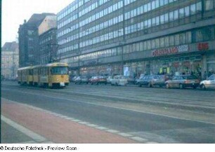 Dresden-Altstadt, Wilsdruffer Straße 25/29. Verwaltungsgebäude (ehem. VEB Komplette Chemieanlagen Dresden, 1966-1968; H. Mersiowsky, E. Zieger). Straßenansicht mit Straßenbahn