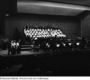 Neuer Chor Dresden unter Chorleiter Manfred Winter. Konzert anläßlich des 20jährigen Jubiläums mit der Jenaer Philharmonie im Kulturpalast Dresden (Moderatorin Traute Richter)