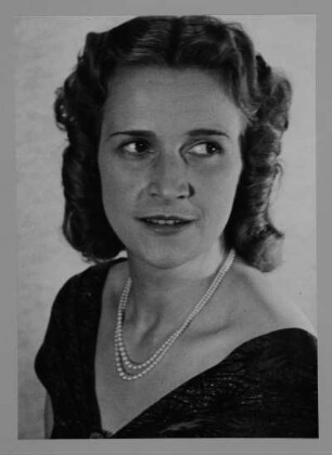 Porträt Elisabeth Reichelt (1910-2001; Koloratursopranistin). Reproduktionspositiv nach Fotografie von Gerhard Laßig. Staatsoper Dresden, 1942/1943