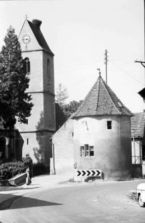 Munzingen: Runder Turm und Kirche