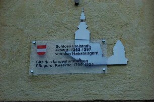 Freistadt - Denkmalbeschriftung : Moderne Lösung der Beschriftung einer Sehenswürdigkeit in Freistadt, Oberösterreich, aufgenommen 2006