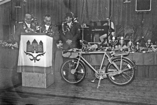 Schützenfest: Erich Mai und Herbert Marter von der Schützengilde Ahrensburg übergeben Postfahrrad an Schützenkönig Heinrich Breckling