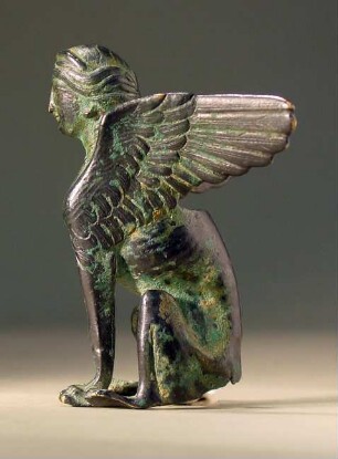 Gerätfuß in Form einer sitzenden Sphinx