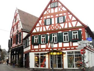 Stadtbild - Freihof im Nordwesten - Giebelständige Häuser mit Fachwerk-Obergeschossen auf steinernem Stock in Übersicht