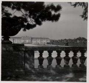 Wien, Schlosspark Schönbrunn, Blick von der Gloriette zum Schloss