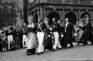 Freiburg: Münsterplatz; Trachtengruppe aus Villingen
