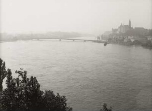 Vormittags. Blick von Meißen-Winkwitz elbaufwärts gegen den Burgberg und die Elbbrücke