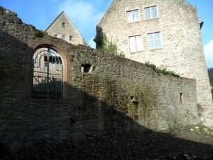 Stadtbefestigung-Stadtmauer im Nordnordwesten über der Vorderstadt im Verlauf nach Nordosten zum Schloßbereich (Wehrgang abgetragen)