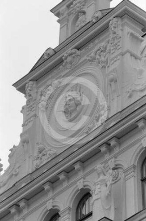 Giebel am Mietshaus Alberta iela 13 (Albertstraße) in Riga