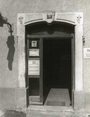 Marienberg, Töpferstraße 11. Wohnhaus mit Ladeneinbau. Portal
