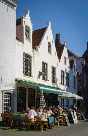 Belgien. West - Vlaanderen. Brugge. Typische Häuser nähe Beginjhof. Gastronomie