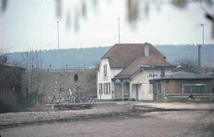 Faurndau Nord Empfangsgebäude Bahnhofskiosk Bahnübergang Bahnschranken schließend