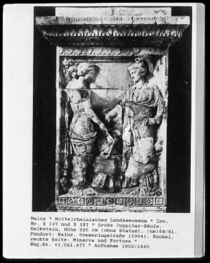 Sockelrelief: Minerva und Fortuna
