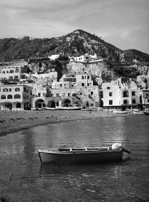 Ischia-Sant'Angelo. Ortsteilansicht mit Boot