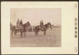 Großherzog Friedrich I. zu Pferd mit mehreren berittenen Uniformierten.