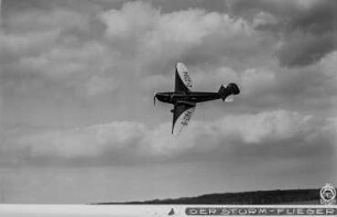 Sportflugzeug Klemm L-30 der SA-Fliegersturm-Staffel über dem Flugplatz Dresden-Heller (mit Reklame der Sturm-Zigarettenfabrik Arthur Dreßler Dresden)