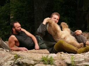 Berliner Zoo, der kleine Eisbär Knut kämpft mit seinen Pflegern links Pfleger Thomas Dörflein