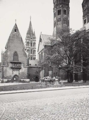 Naumburg (Saale), Dom St. Peter und Paul. Ansicht von Südosten mit Dreikönigskapelle und Denkmalbrunnen für Ekkehard II. von Meißen