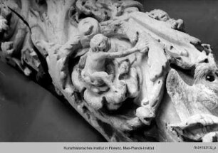 Fragment der nördlichen Rankensäule vom Hauptportal des Domes