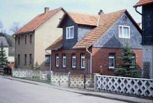 Wohnhäuser an der Dorfstraße; Zäune aus Betonformsteinen