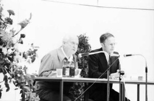 Freiburg: St. Ursula Gymnasium, Aula, Carlo Carretto, Perugia, am Podium