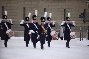 Stockholm - Wachaufzug am Schloss : Soldaten der Svea Livgarde marschieren zur Wachablösung vor dem Königlichen Schloss auf, aufgenommen in Stockholm 2006