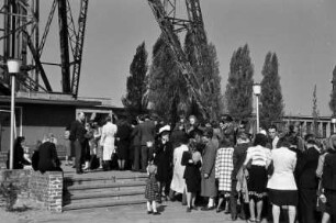 Berlin, Funkturm : Menschenansammlung vorm Berliner Funkturm