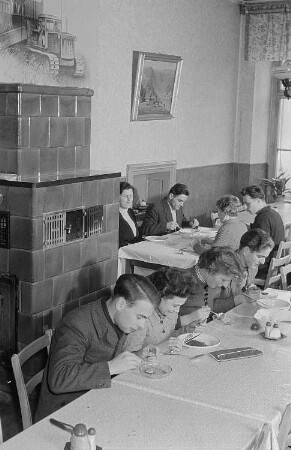 Personen in einer Kantine