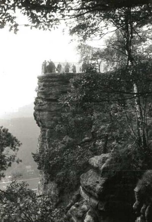 Sächsische Schweiz. Bastei-Massiv. Bastei-Massiv bei Rathen. Bastei-Aussicht mit Touristen. Blick von Nordosten gegen Elbtal