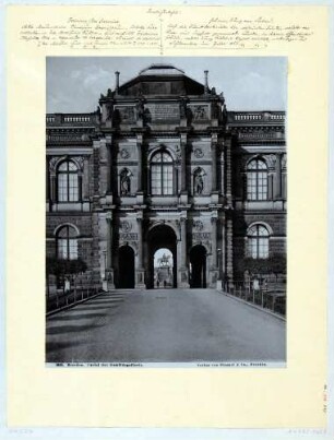 Mittelrisalit oder Portal der Gemäldegalerie Alte Meister (Semperbau) in Dresden von Süden, Durchblick auf das Reiterstandbild König Johanns auf dem Theaterplatz