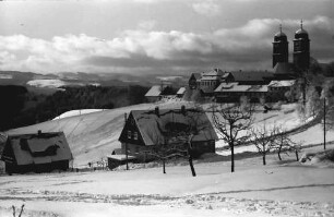 St. Märgen: Blick über St. Märgen im Schnee