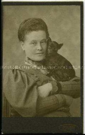 Porträt einer Frau mit kleinem Hund, Carte de Visite