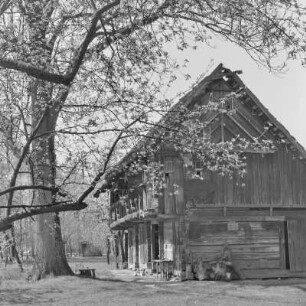 Strohgedecktes Blockhaus des Gehöftes Löwa in Burg-Kauper. : Ze słomu skryte kładźite twar Löwec statoka w Kupaŕskich Bórkowach.