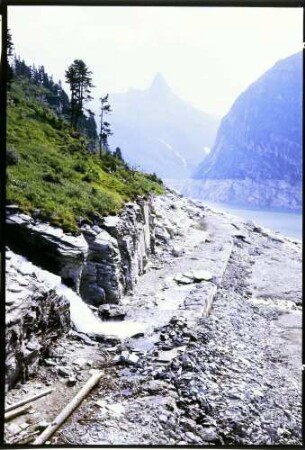 Zervreilasee: Zervreila-Stausee, ausgetrocknetes Felsenufer und Zufluss