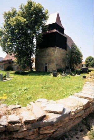 Dorfkirche, Blick zum Turm und zur Friedhofsmauer