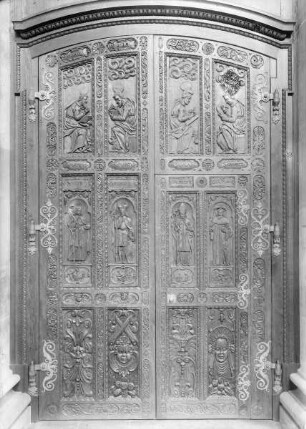 Linke Tür mit den vier Evangelisten und den Heiligen Veit, Wenzel, Adalbert und Sigismund