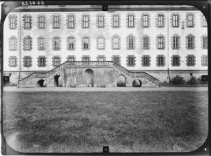 Meiningen, Schloßplatz 1. Schloß Elisabethenburg (1682-1692). Corps de logis mit Freitreppe von Nordwest (Teilansicht)