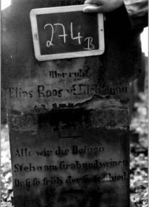 Grabstein 274 (Index: 100112066) Material: Sandstein Zustand: quer gebrochen und repariert mit Textverlust Maße HxBxT: 166x63x30 cm Beschreibung: ädikulaartige Stele mit Halbsäulen, profilierter Sockel, schräg eingezogener Rundbogenabschluß, Schriftfeld eingetieft Symbolik: Ranken, Rundbogenfries: Grabstein 274B