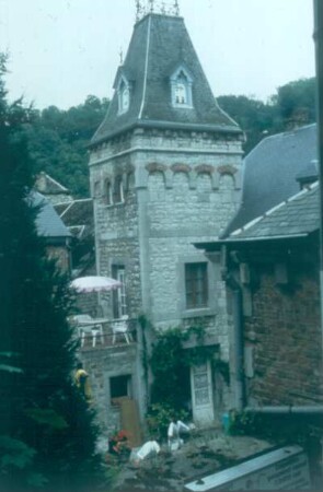Durbuy. Mittelalterlicher Turm in einer Gasse