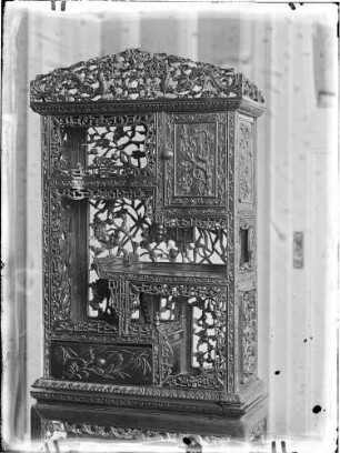 Wohnung von Bergrat Bruno Knochenhauer in Kattowitz (bis 1919) oder Wernigerode (ab 1920). Schränkchen (wohl aus dem japanischen Zimmer)