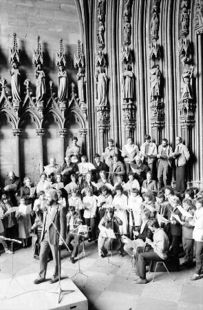 Freiburg: Münster, offenes Singen, Chor Schifferstadt, im Vorraum des Münsterportals