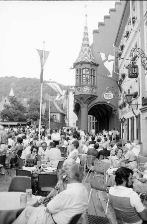 Freiburg: Vollbesetzter Münsterplatz vor dem Kaufhaus