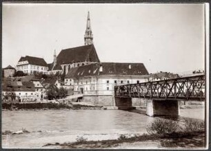 Österreich, Steyr. Brücke über Enns mit Neutor und Stadtparrkirche
