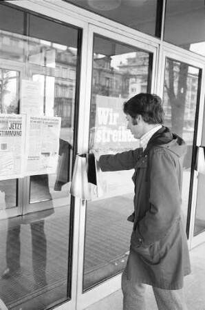 Arbeitsniederlegung beim Städtischen Bäderamt im Streik der Gewerkschaft Öffentliche Dienste, Transport und Verkehr ÖTV