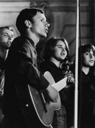 Konzert anläßlich der Werkstattwochen der FDJ-Singebewegung in Berlin vor dem ehemaligen Zeughaus (Museum für Deutsche Geschichte)